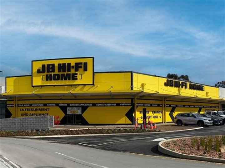 JB Hi-Fi and Super Retail Group in the running for $500m electronics icon Jaycar