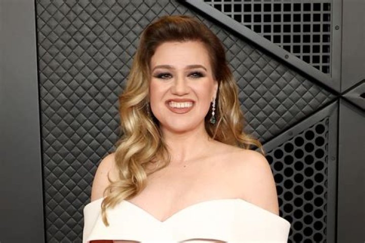 Kelly Clarkson looks incredible in see-through top and fitted skirt after dropping ’50 pounds'