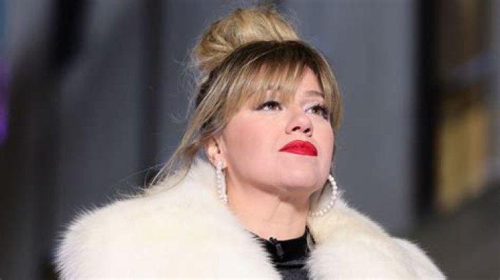 Kelly Clarkson sends personal message to police following eventful Las Vegas concert