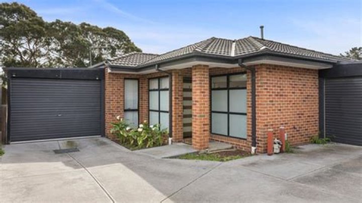 Melbourne real estate: 24-year-old woman buys home from $80k dress hire side hustle