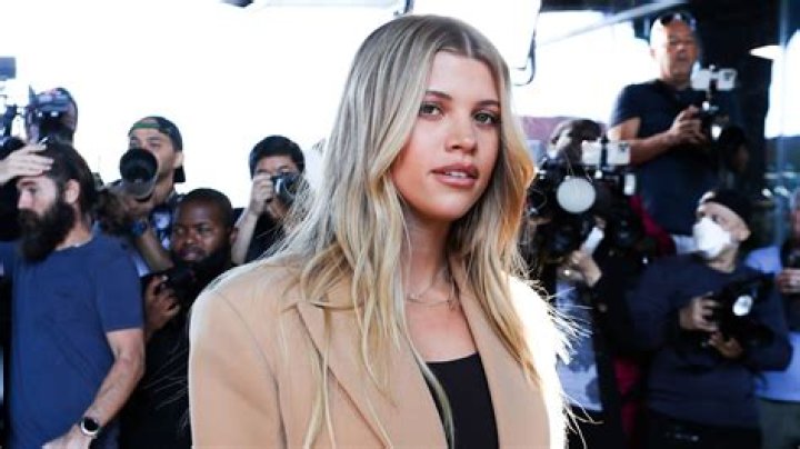 Sofia Richie concerns fans after being spotted with a painful injury